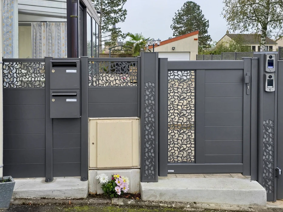 Clôture et portillon d'entrée résidentiels en aluminium anthracite, avec panneaux à motifs floraux découpés au laser