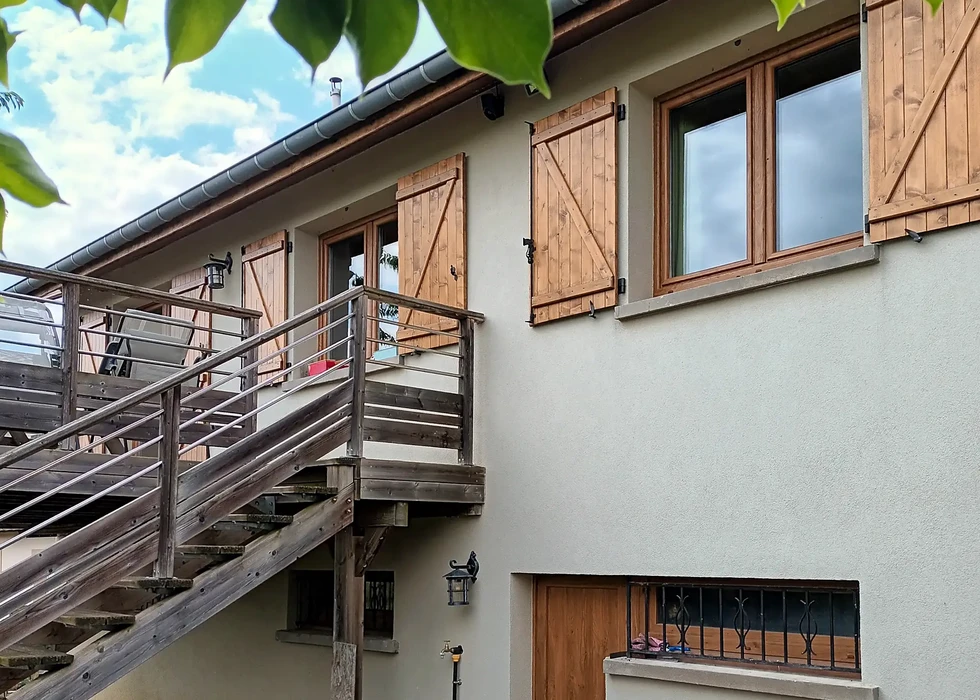 Façade extérieure d'une maison individuelle avec escalier d'accès à l'étage