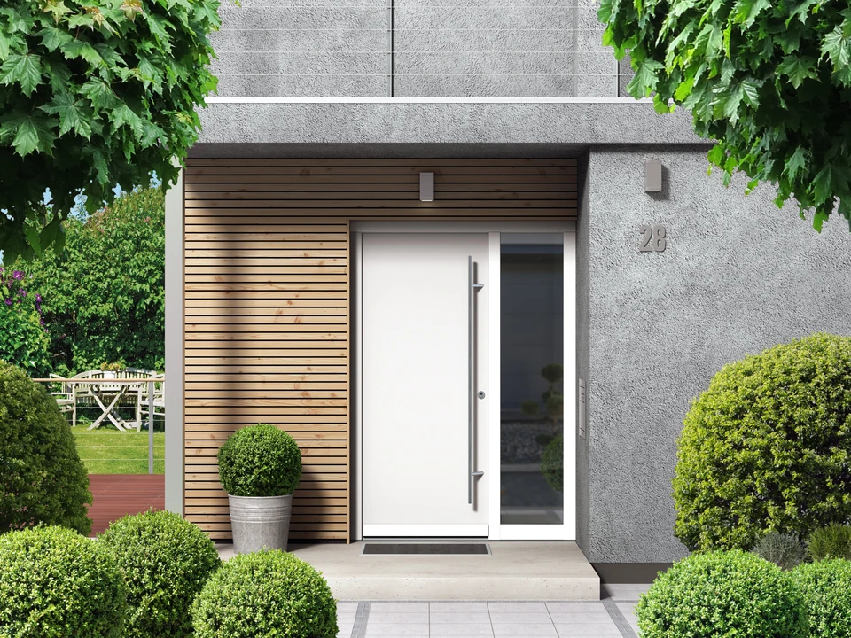 Entrée moderne d'une maison contemporaine avec porte d'entrée blanche et panneau vitré latéral