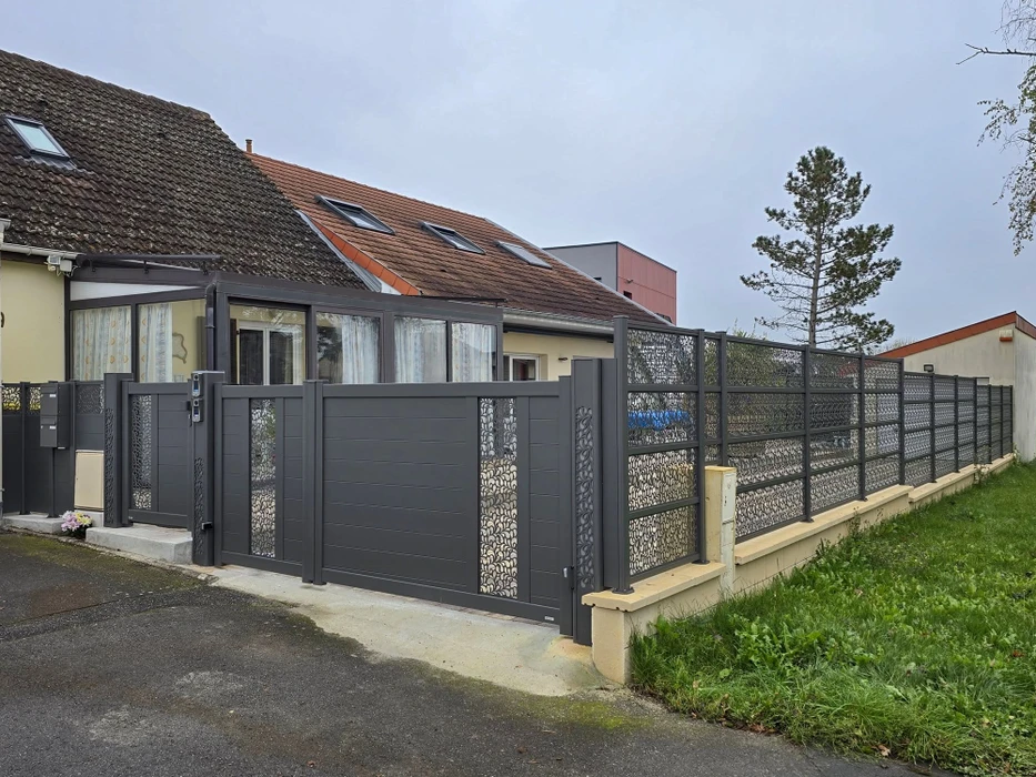 Entrée extérieure d'une maison moderne, numéro 32, sans personnage