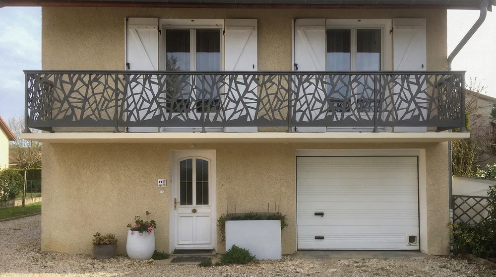 Terrasse en bois composite avec escaliers, devant un studio moderne à ossature bois avec façade vitrée coulissante et toiture monopente