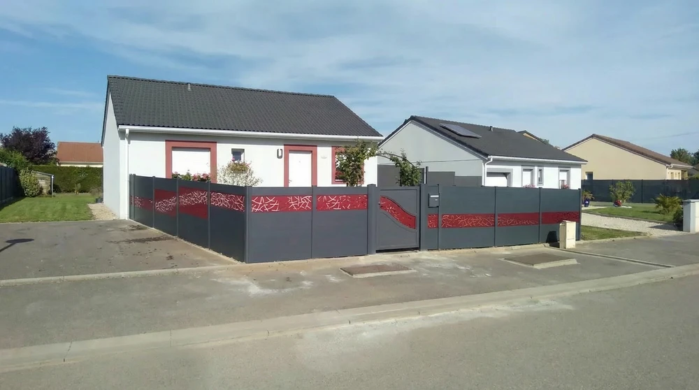 Portail coulissant aluminium laqué gris anthracite RAL 7016, lames horizontales pleines, monté entre piliers en parpaings pierre reconstituée avec chapeaux