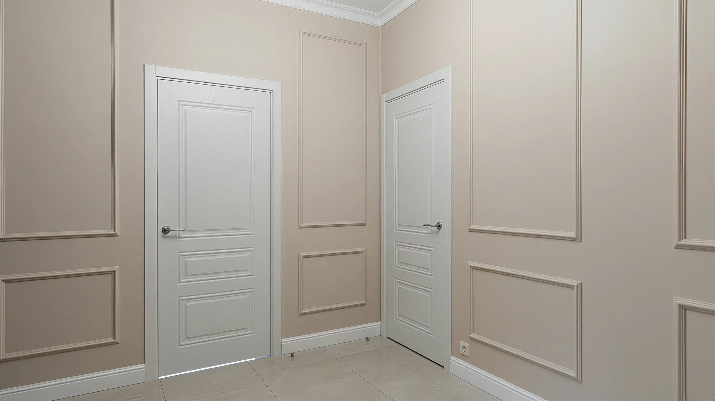 Intérieur d'un bâtiment commercial avec rideau métallique gris moderne entièrement déployé, présentant un mécanisme de motorisation visible. Le rideau est en position fermée, montrant l'intégration professionnelle du système de sécurité. Eclairage naturel douce mettant en évidence la finition métallique et la qualité de l'installation.