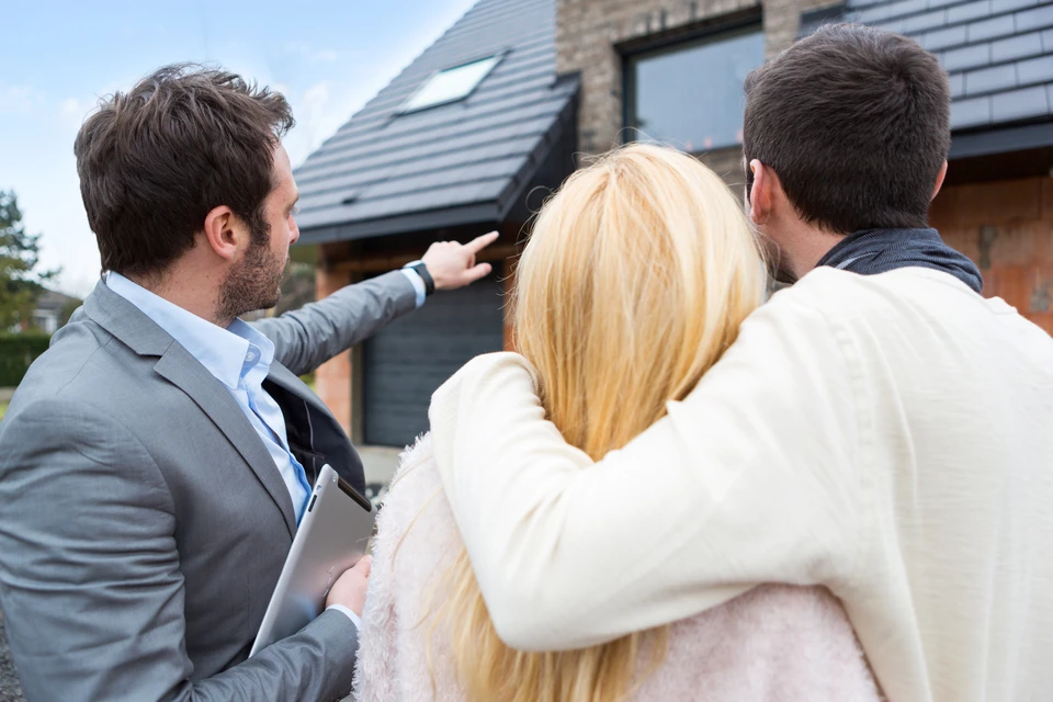 Scène extérieure devant maison moderne avec terrasse en bois