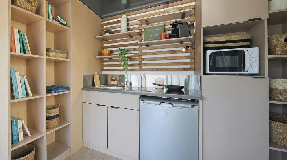 Intérieur cosy d'un chalet ou mobil-home de luxe