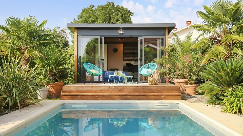 Gros plan sur une fenêtre contemporaine de haut de gamme en aluminium ou PVC avec vitrage de qualité supérieure, encadrement moderne élégant, installée dans une façade de maison résidentielle. La fenêtre doit montrer sa finition impeccable, ses lignes épurées et son intégration harmonieuse à l'architecture. Lumière naturelle traversant la vitre, reflétant la qualité premium et la solidité du produit.