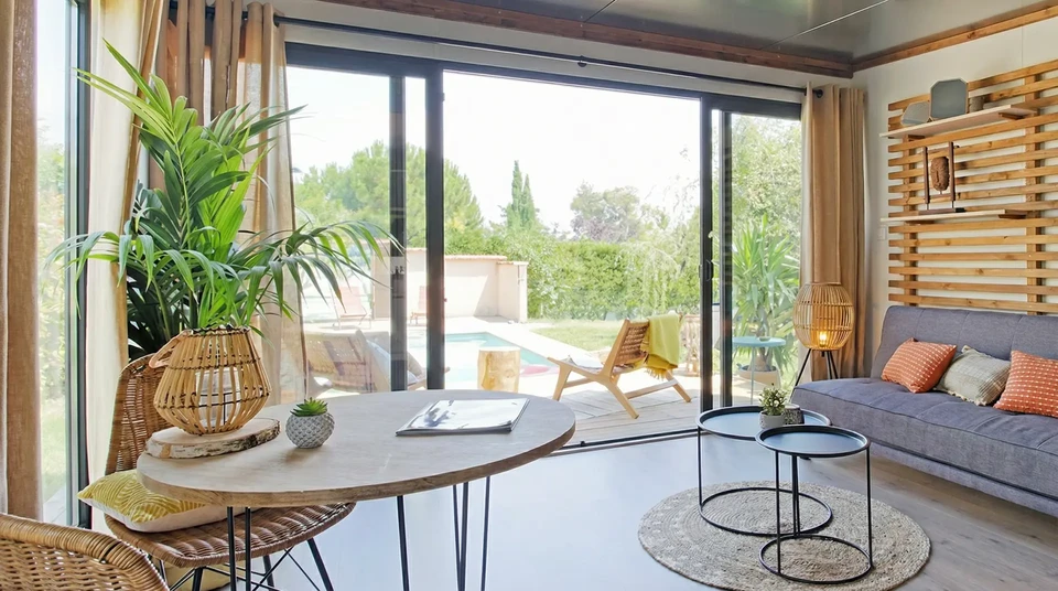 Intérieur moderne minimaliste avec salon blanc épuré, canapé d'angle avec méridienne, table basse design