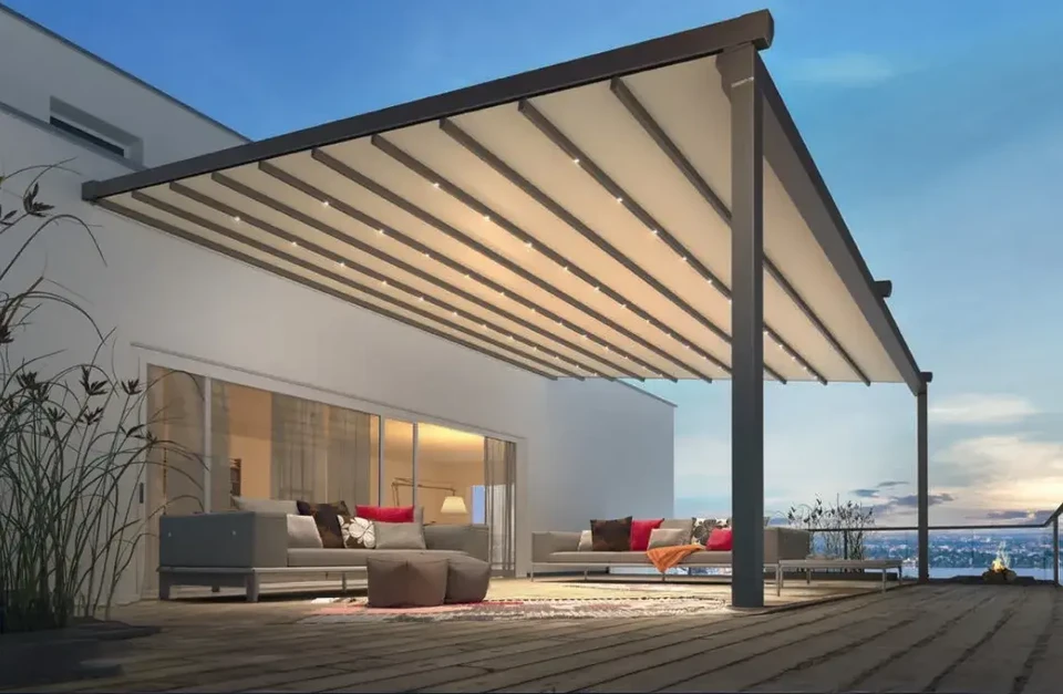 Terrasse extérieure moderne avec pergola bioclimatique à lames orientables, mobilier de jardin contemporain sur plancher bois