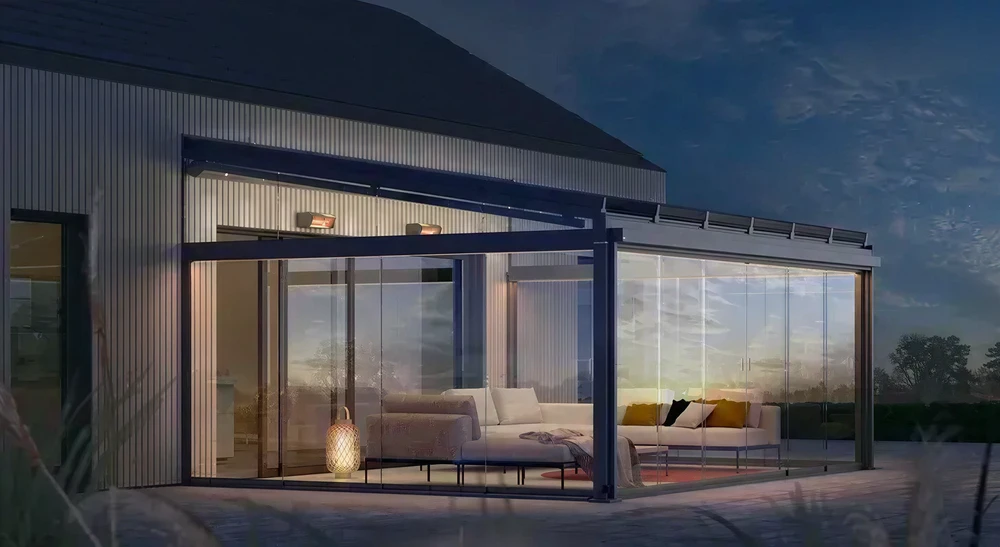 Terrasse en bois composite avec escaliers, devant un studio moderne à ossature bois avec façade vitrée coulissante et toiture monopente