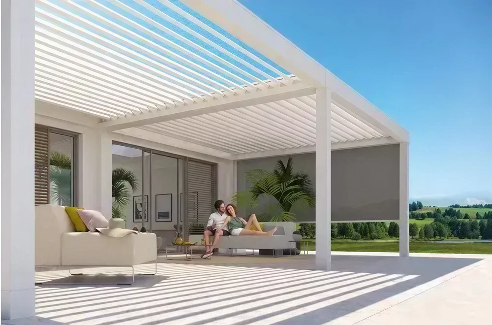 Façade moderne d'une villa contemporaine au crépuscule, plain-pied, enduit blanc