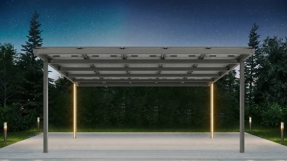 Un carport solaire moderne en structure aluminium gris foncé, couvrant une place de stationnement pour voiture, avec des panneaux solaires photovoltaïques intégrés sur le toit, installé dans un jardin résidentiel. La voiture est stationnée en-dessous, protégée par l'abri. L'installation apparaît complétée, fonctionnelle, dans un cadre residential clair montrant l'intégration harmonieuse de la structure à l'environnement domestique.